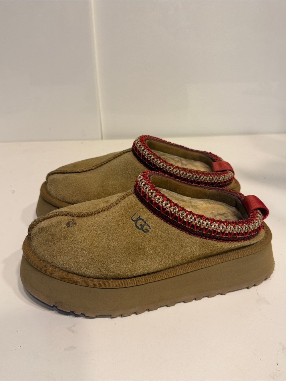 Used women’s 5 Ugg slippers